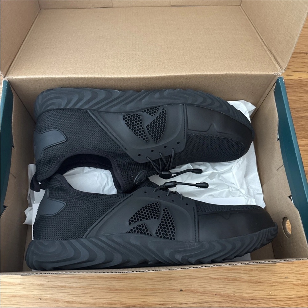 The Invincible Shoe Defender 2.0 Black Steel-toe Work Shoe M9.5/W11